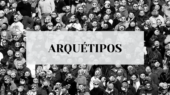 #pracegover audiodescriçãoo resumida: foto em preto e branco de uma multidão. Na face das pessoas há emojis de diferentes expressões. No centro da foto, retângulo branco com o escrito "arquétipos".