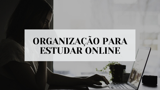 #pracegover audiodescrição resumida: foto. Ao fundo, parede branca. À frente, sentada à uma mesa está uma mulher. Ela segura uma xícara na altura dos lábios. Na mesa, um laptop e um vaso com plantas. No centro da foto, retângulo branco com o escrito "organização para estudar online".