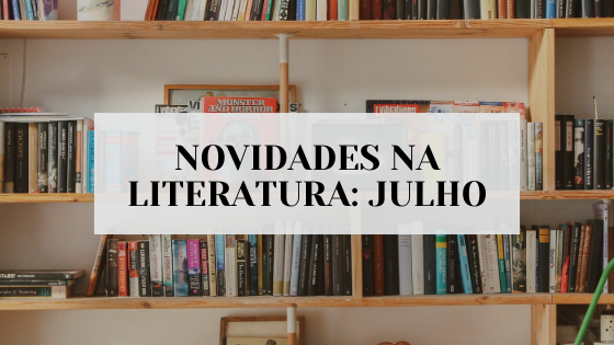 #pracegover audiodescrição resumida: foto de uma estante de madeira repleta de livros. No centro da foto, retângulo branco com o escrito "novidades na literatura: julho".