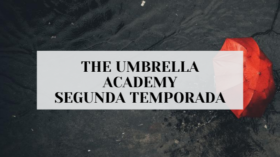 #pracegover audiodescrição resumida: foto vista de cima. Asfalto molhado pela chuva. Um guarda-chuva vermelho está no canto direito da imagem. Em um retangulo branco no centro da foto está escrito "the umbrella Academy segunda temporada"