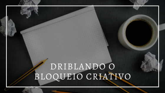 Ao fundo, foto de uma mesa com um caderno em branco, uma xícara de café, um lápis e diversas bolinhas de papel amassadas. Em frente, em letras brancas: driblando o bloqueio criativo