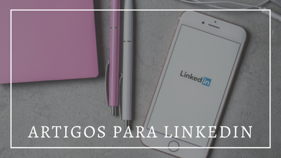 artigos para linkedin: foto de um celular logado no linkedin. Ao lado do celular, caderneta rosa e duas lapiseiras, uma rosa e uma branca.