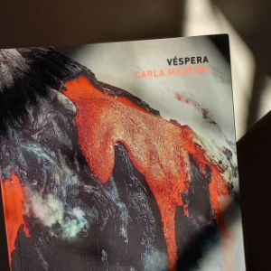 Foto do livro "Véspera" de Carla Madeira